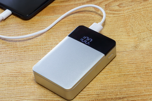 台風に備えてモバイルバッテリーを充電している様子